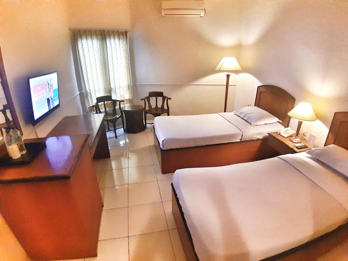 Alexander Hotel Tegal Ngoại thất bức ảnh