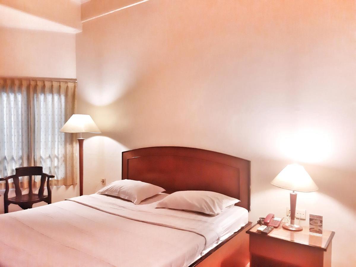 Alexander Hotel Tegal Ngoại thất bức ảnh