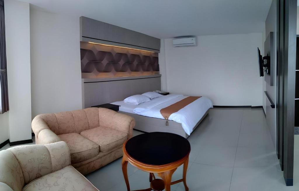Alexander Hotel Tegal Ngoại thất bức ảnh