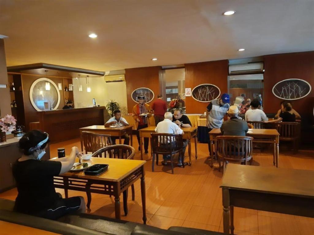 Alexander Hotel Tegal Ngoại thất bức ảnh