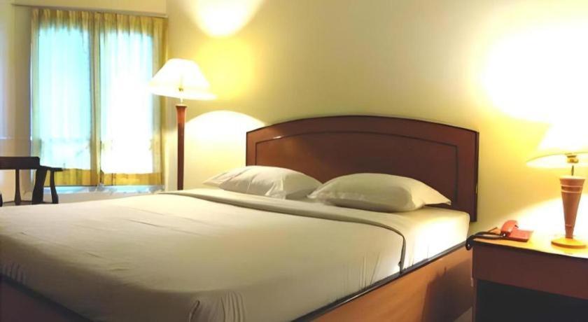 Alexander Hotel Tegal Ngoại thất bức ảnh