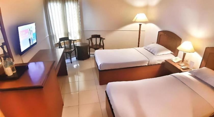 Alexander Hotel Tegal Ngoại thất bức ảnh