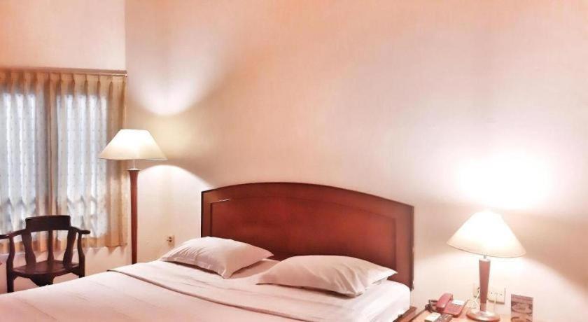 Alexander Hotel Tegal Ngoại thất bức ảnh